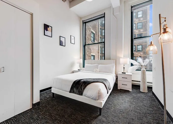 Apartment West Loop - Views With In & Out Parking 6 *