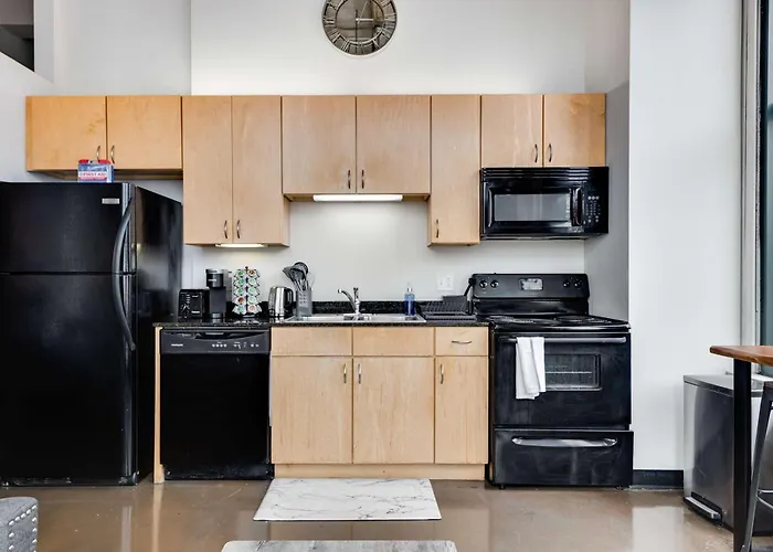 West Loop - Views With In & Out Parking 6 Apartment *
