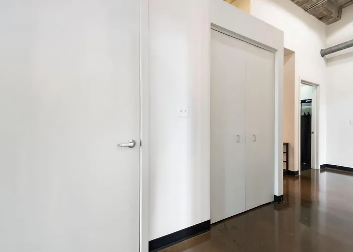 Apartment West Loop - Views With In & Out Parking 6 *