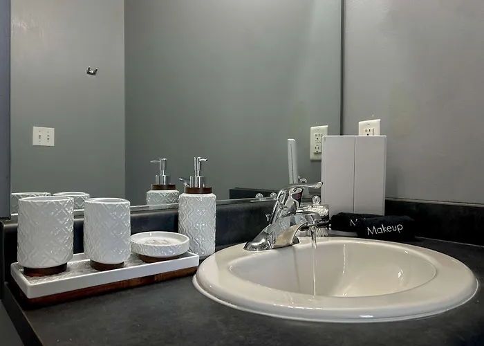 Apartment West Loop - Views With In & Out Parking 6 *