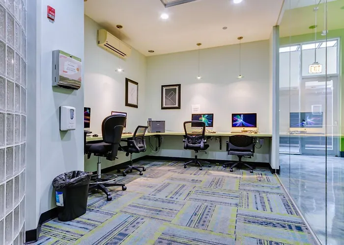 Apartment West Loop - Views With In & Out Parking 6 *