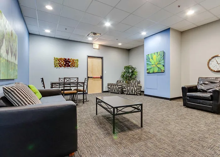 Apartment West Loop - Views With In & Out Parking 6 *